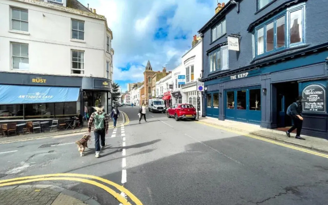 Pebble Mews House - Sleeps 6 to 8 Guests