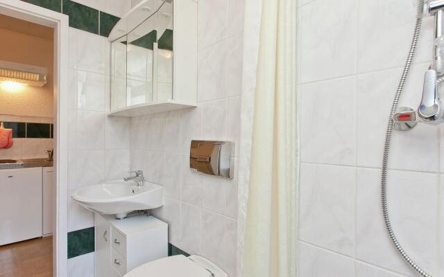 Spacious Stay Near Trails