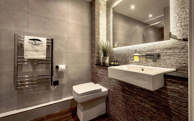 The Acacia, Luxury with Private Balcony + Parking