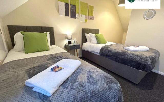 3 Bedroom 2 Bath House By Passionfruitproperties Close To Coventry City Centre - Free Wi-Fi, Driveway And Garden - 8RWC
