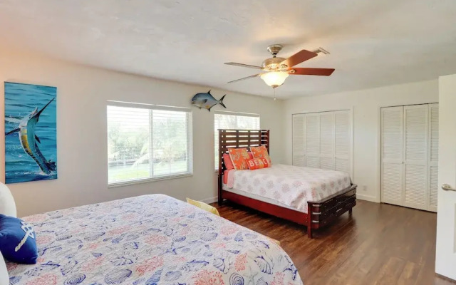 Walk to Beach: Waterfront Home in Marathon!