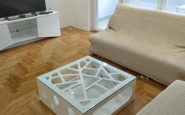 Leo Apartment