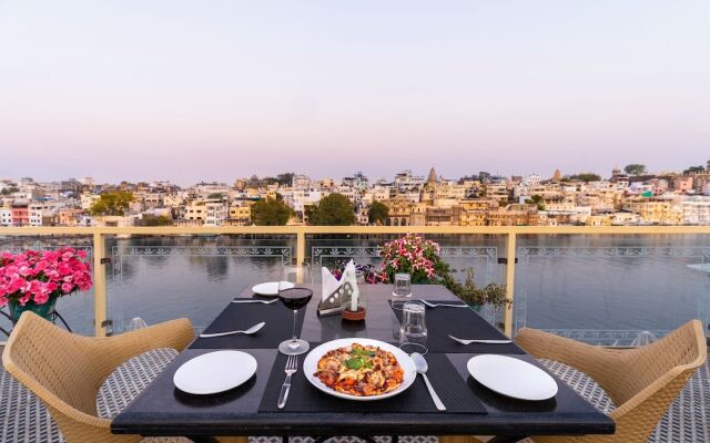 Hotel Sarovar on Lake Pichola