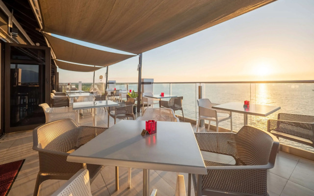 Ramada Suites by Wyndham Wailoaloa Beach Fiji Hotel