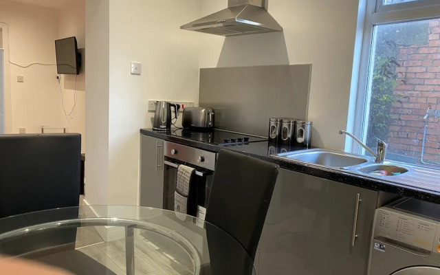 Bright 2br,sleeps 6 - Bridgend Centre, Train Link
