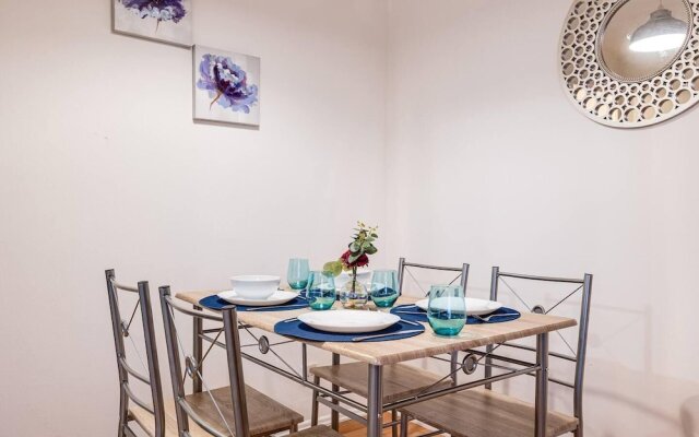 Lovely 2 Bedroom Apartment With Fireplace