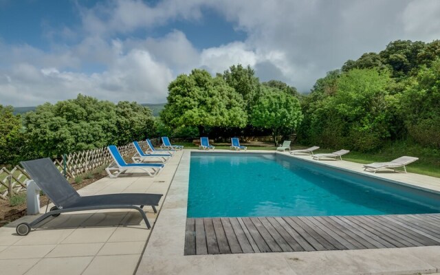 Secluded Holiday Home in Rustrel With Swimming Pool