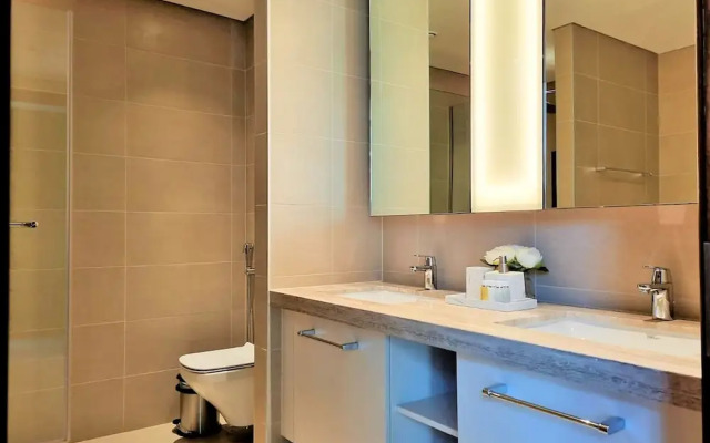 Luxurious Downtown Apt with balcony & View