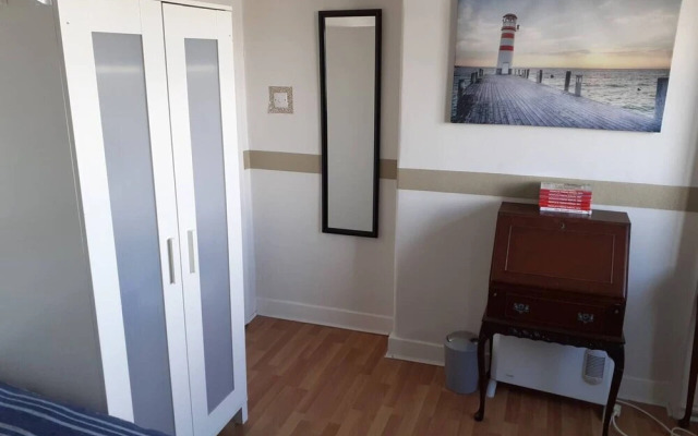 Marina View, Lovely Upper 3 Bedroom Apartment