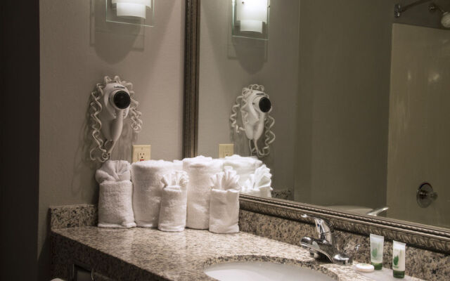 Clarion Inn & Suites US 65 & Battlefield Road