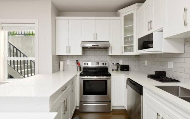 Newly Furnished 2bdr suite 6 Guests Perfect for Family