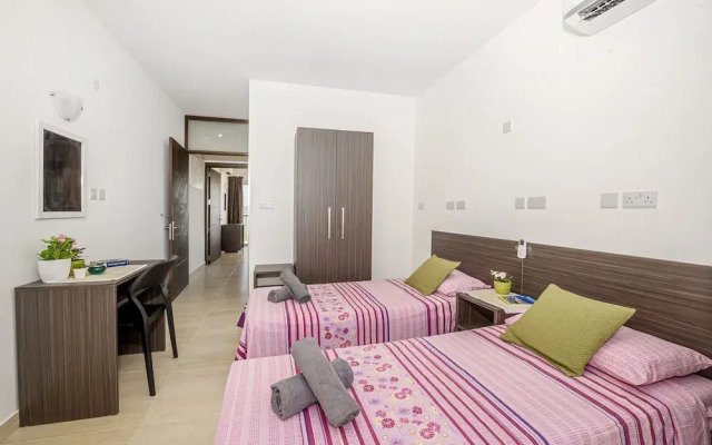 Summer Breeze Penthouse with large Terrace and Hot Tub by Getaways Malta