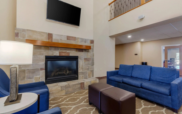 Comfort Suites Johnson Creek Conference Center