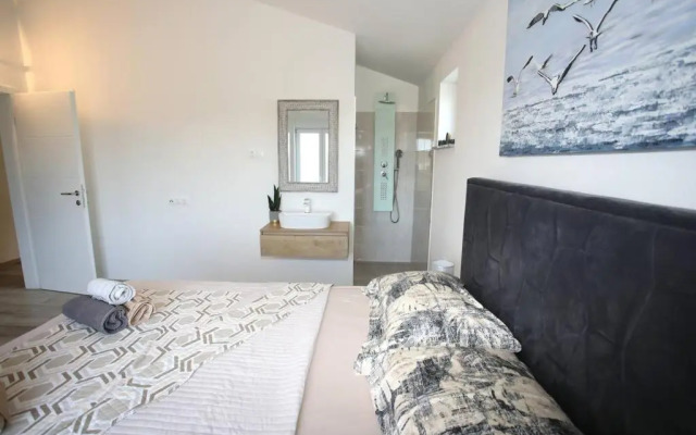 Beautiful vacation House Hana with pool