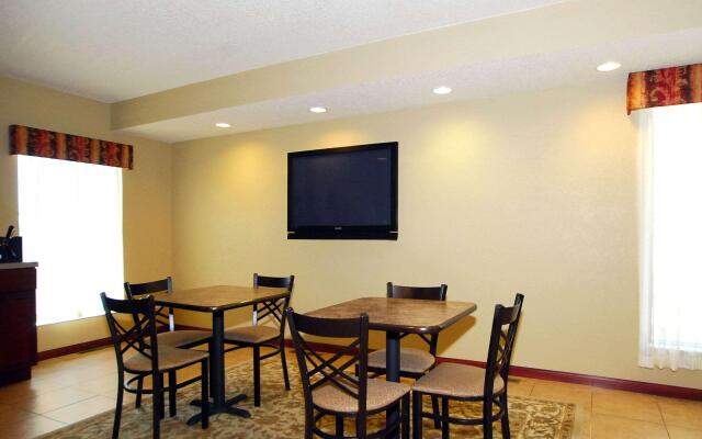 Econo Lodge Inn & Suites Kearney
