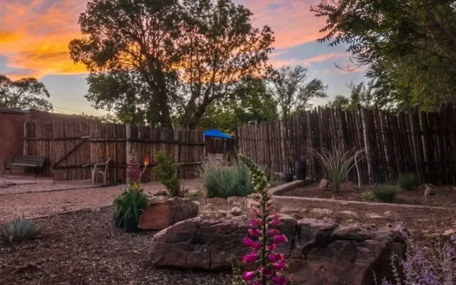 Paloma - Historic Adobe One Block To Canyon Road, Five Blocks To the Plaza, Gorgeous Furnishings, Fireplace, Hot Tub