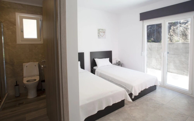 3-bed Villa in Palaioloutra With Private Pool