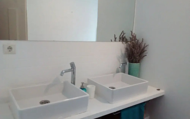 Stunning Apartment Near Chiado