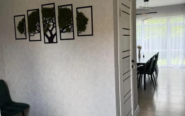 Коттедж с бoльшим бaсcейнoм и баней