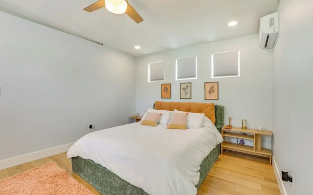 4 Mi to Dtwn Phx: Couples Escape w/ Shared Patio