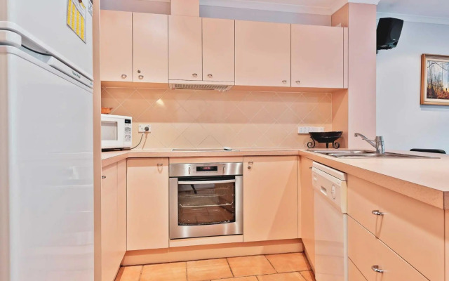 Lhotsky Studio 1 Bedroom with quiet location and onsite parking