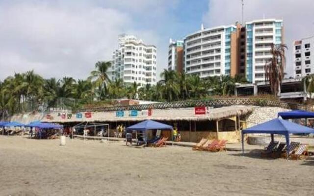 Frente al mar Carabelas de Colon
