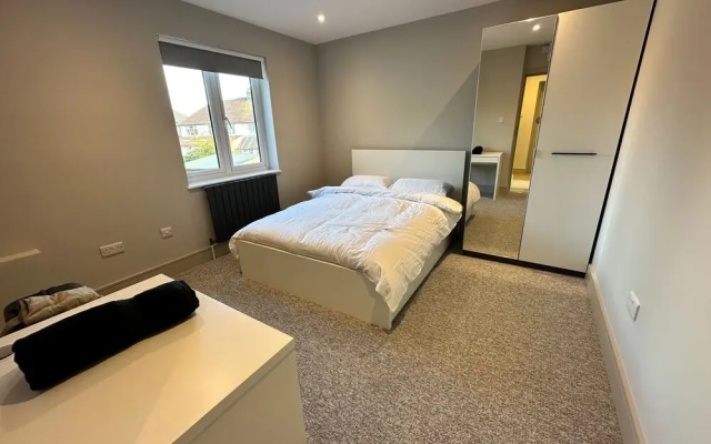 Captivating 6 -bed House in Waltham Abbey