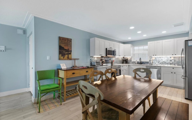 Colony Beach Club 101