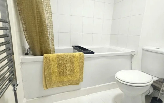 Seaside Haven Coastal Comfort 200m from the Beach