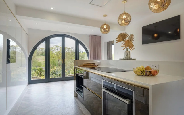 Inviting 5-bed House With Fishing Lake in Devizes