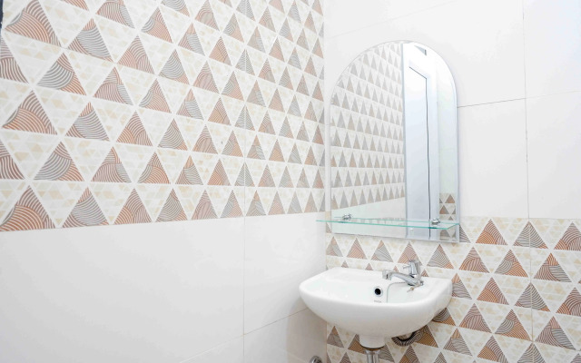 RedDoorz Plus near Patung Kuda Undip