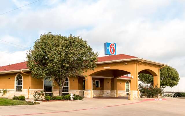 Motel 6 Alvarado, TX