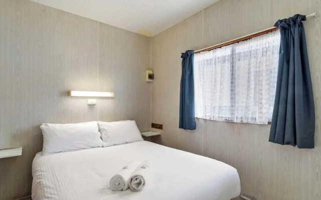 Waters Edge Holiday Park – Guest Rooms – Lakes Entrance