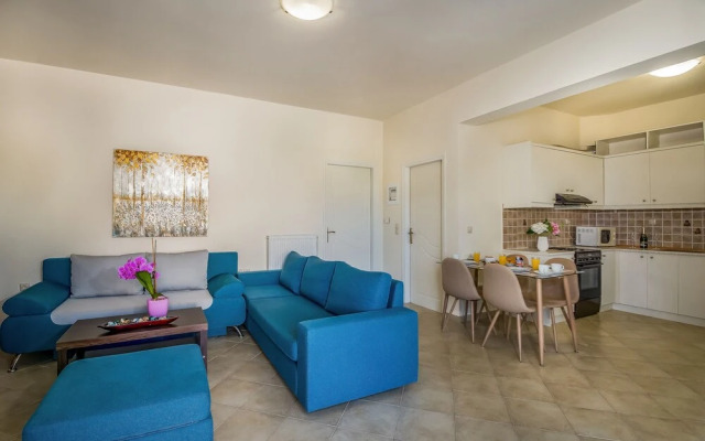 Dione Apartment with Terrace near Kalathas beach