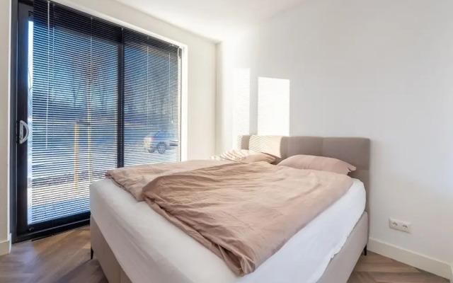 Cozy Villa With Lakeside Views