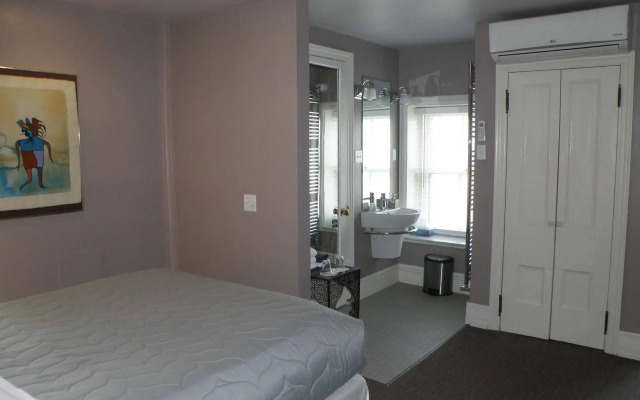 Frontenac Club Inn