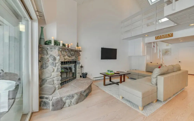 Walk to Ski Lift: Family-friendly Windham Townhome