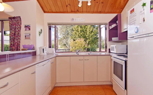 Carefree at Cooks - Cooks Beach Bach