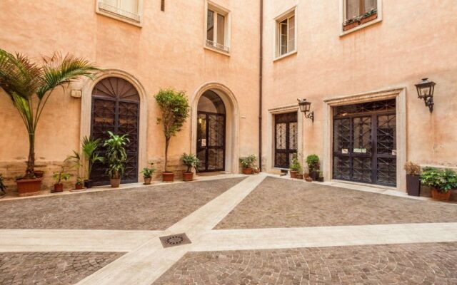 Elegant and Large 2 bed Flat Near P.zza Barberini