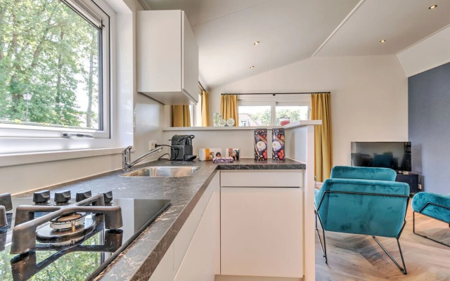 Beautiful Bungalow with Hot Tub in Kaatsheuvel