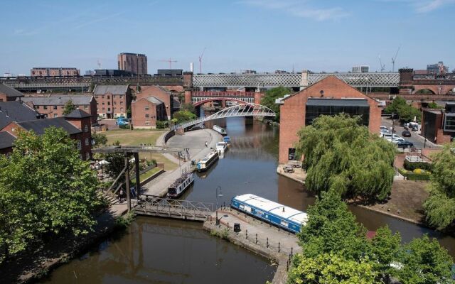 Amazing Spacious 2 Bed Duplex Penthouse w/ Balcony