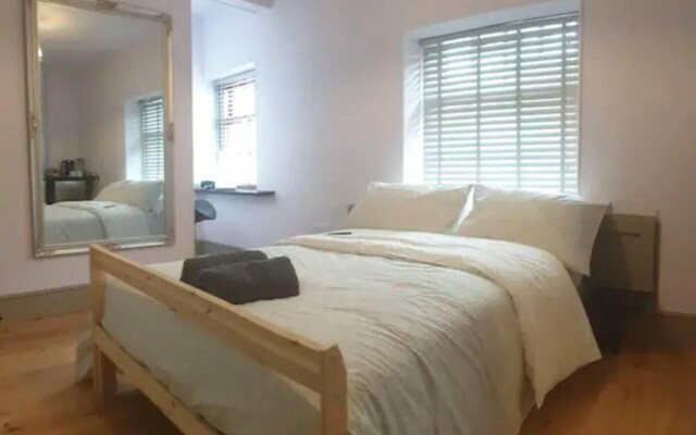 Buck - En-suite Room in Canalside Guesthouse