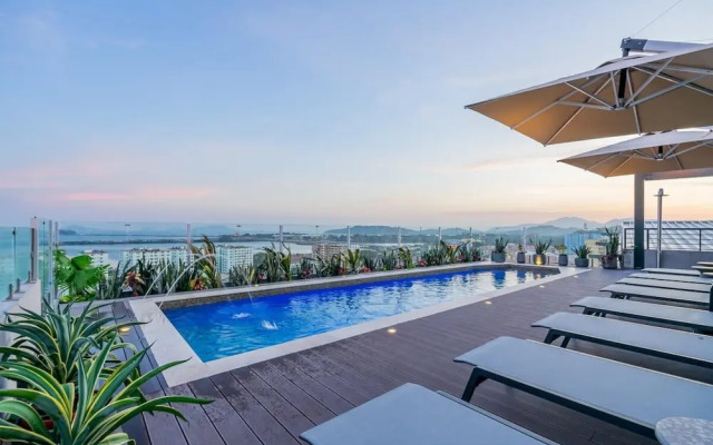 w Exceptional 1BR With Balcony in Casco View