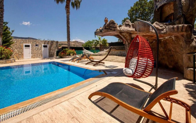 House With Jacuzzi and Shared Pool in Bodrum