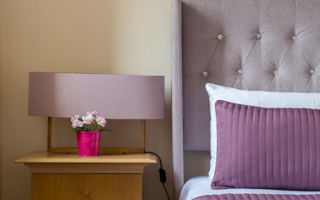 Large 1-bedroom Right Next to Oxford Street