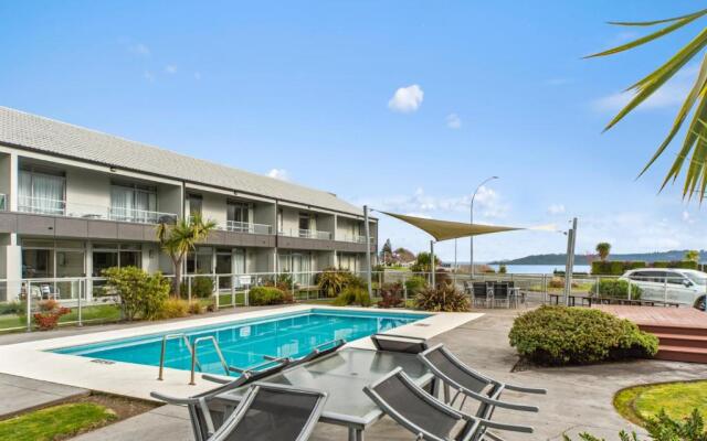 Lakeside Delight - Two Mile Bay Holiday Apartment