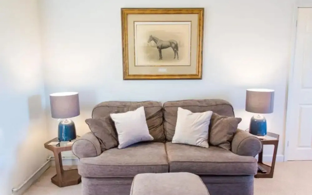 Host Stay Laylands Yard