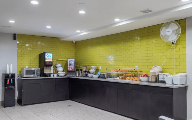 Red Roof PLUS+ Brooklyn - Flatbush Ave