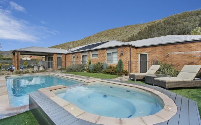 Collins Retreat - 4 Bedroom home with Pool