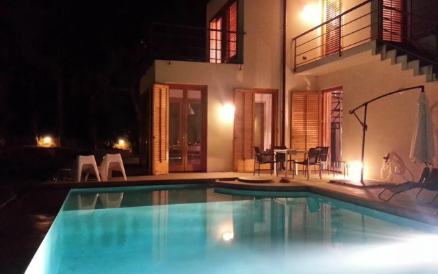 Villa With Pool Garden Near The Sea